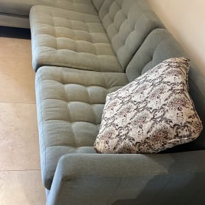 ספת בד מרופדת ונקייה לאחר ניקוי ספות בד