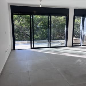 רצפה נקייה וחלונות גדולים עם נוף לעצים