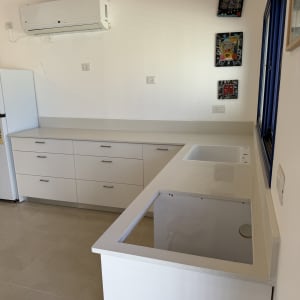 משטחי שיש במטבח עם כיור מובנה