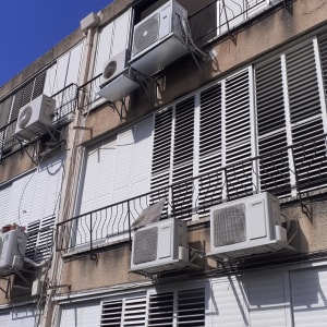 יחידות חיצוניות של מזגנים מותקנות על קיר בניין