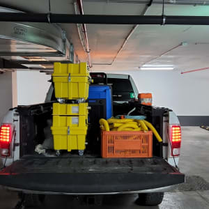 ציוד ייבוש ברכב, כולל צינורות ומיכלים צהובים