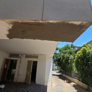 תיקון קיר חיצוני עם טיח בחצר