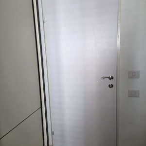 דלת פנים לבנה ומעוצבת מותקנת בבית