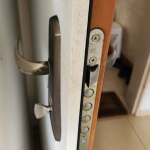 מנעול דלת עם ידית מתכת ובריחים