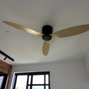 מאוורר תקרה עם שלוש כנפיים מעץ