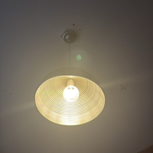 מנורה תלויה עם נורה דולקת בתקרה