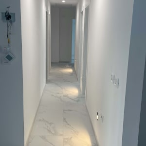 מסדרון עם קירות גבס ותאורה שקועה