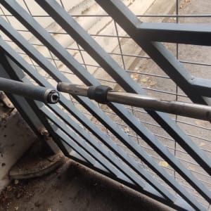 שער מתכת עם מנגנון פתיחה חשמלי