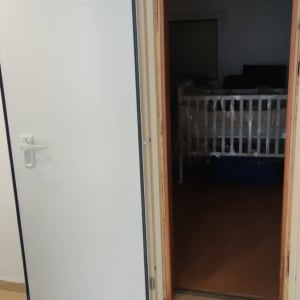 דלת לבנה פתוחה עם ידית כסופה