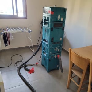 מכונת ייבוש עם צינורות בחדר