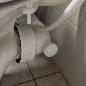 חיבורי צנרת מתחת לכיור בשירותים