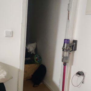 דלת פתוחה עם שואב אבק תלוי על הקיר