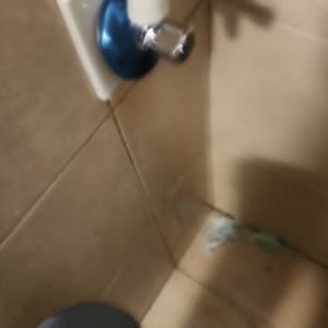 ברז מים מותקן על קיר אריחים