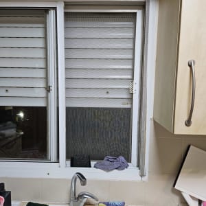 כיור מטבח עם חלון ותריסים