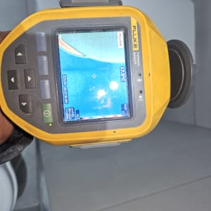 מצלמה תרמית פלוק מציגה תמונת חום על מסך