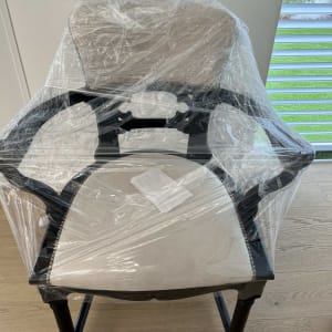 כיסא עטוף בניילון שקוף להגנה