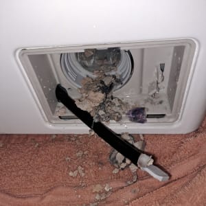 חלק פנימי של מכשיר עם חוטים ופסולת