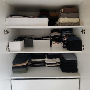 ארון בגדים מאורגן עם מדפים ומגירות