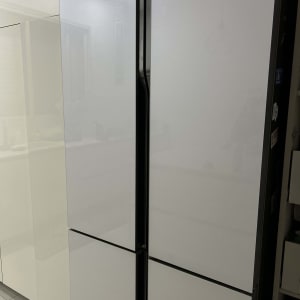 מקרר לבן עם ארבע דלתות של חברת Haier