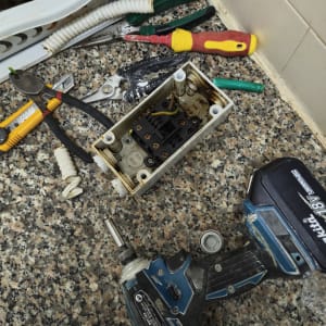 כלי עבודה חשמליים ומחברים על משטח עבודה