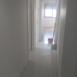 מסדרון עם דלתות ודלי צבע על הרצפה
