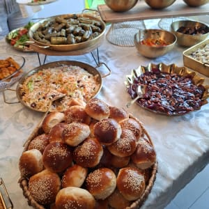 מגוון מאכלים על שולחן קייטרינג, כולל לחמניות וסלטים