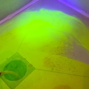 בדיקת נזילות עם צבע זוהר בפינת חדר