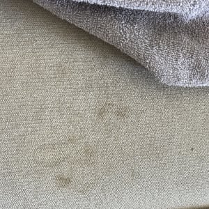 מגבת על ספה עם כתם קטן