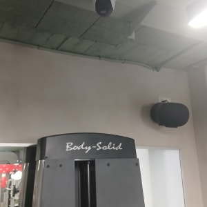 מצלמת אבטחה מותקנת על תקרה בחדר כושר