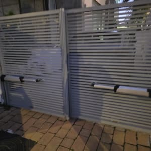 שער חשמלי עם מנגנון פתיחה אוטומטי