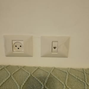 שקע חשמל ושקע רשת על קיר לבן