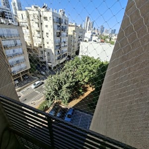 רשת יונים מותקנת על מרפסת בבניין מגורים