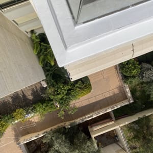 תמונה של מבנה וגינה מלמעלה, לא מציגה עבודה בתחום