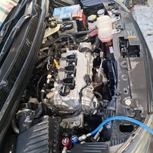 מנוע רכב עם כבלים וכלים חשמליים