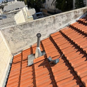 גג רעפים עם ארובה ומקדחה חשמלית