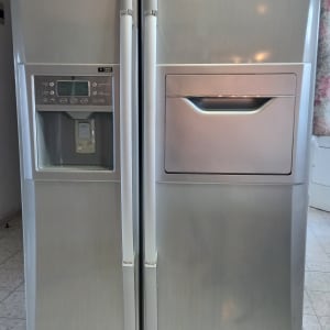 מקרר נירוסטה עם מתקן מים ודלתות כפולות