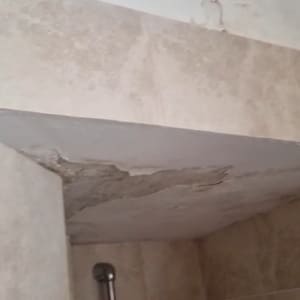תקרה מתקלפת מעל מקלחת עם אריחים