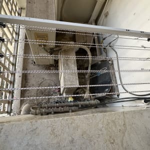 מתקן כביסה עם חבלים וגלגלות על מרפסת