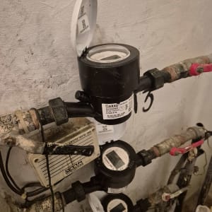 מונה מים וצנרת עם ברזים