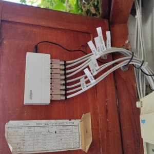 מחבר רשת עם כבלים מתויגים על לוח עץ