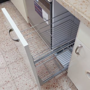 מגירת מטבח פתוחה ליד מדיח כלים