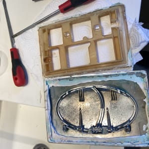 מברגים וכלי עבודה על שולחן עבודה של אינסטלטור