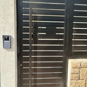 שער מתכת עם לוח מקשים לידו