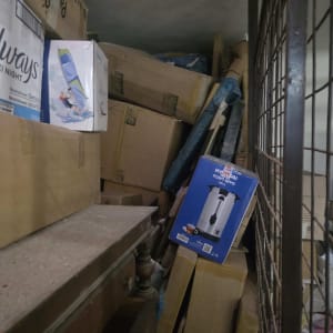 ארגזים וציוד מאוחסנים במחסן, קשור להובלה