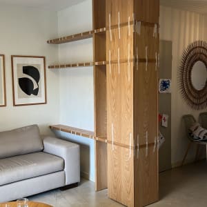 מדפי עץ מותקנים על עמוד עם סרטי הדבקה