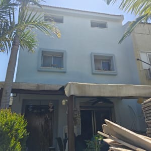 בית עם גינה ועצים, ללא אנשים או טקסט.