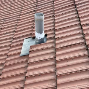 ארובה על גג רעפים אדומים עם תיקון איטום