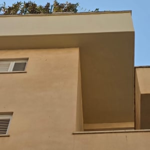 בניין עם מרפסת וגג צמחייה