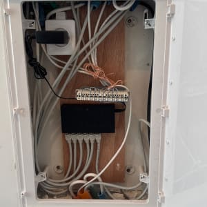 ארון תקשורת עם כבלים ומחבר רשת