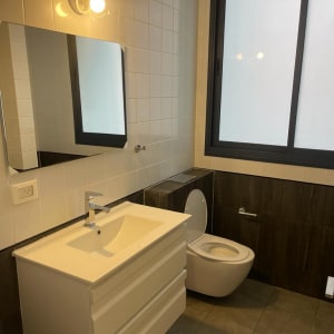 כיור לבן עם ברז, אסלה, אריחים נקיים